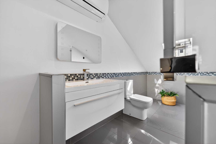 2 Bedroom Property for Sale in Oranjezicht Western Cape